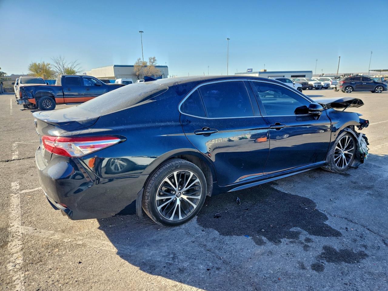 2020 TOYOTA CAMRY SE photo 3