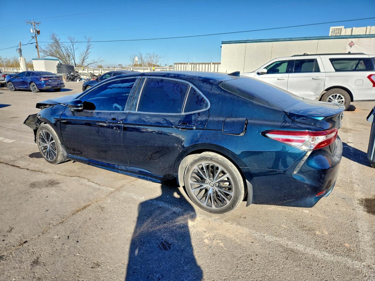 2020 TOYOTA CAMRY SE photo 2