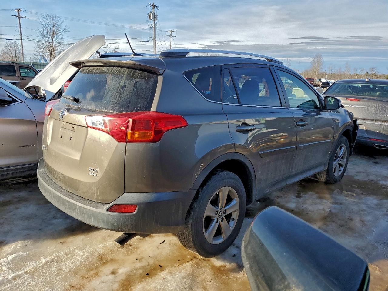 2015 TOYOTA RAV4 XLE photo 5