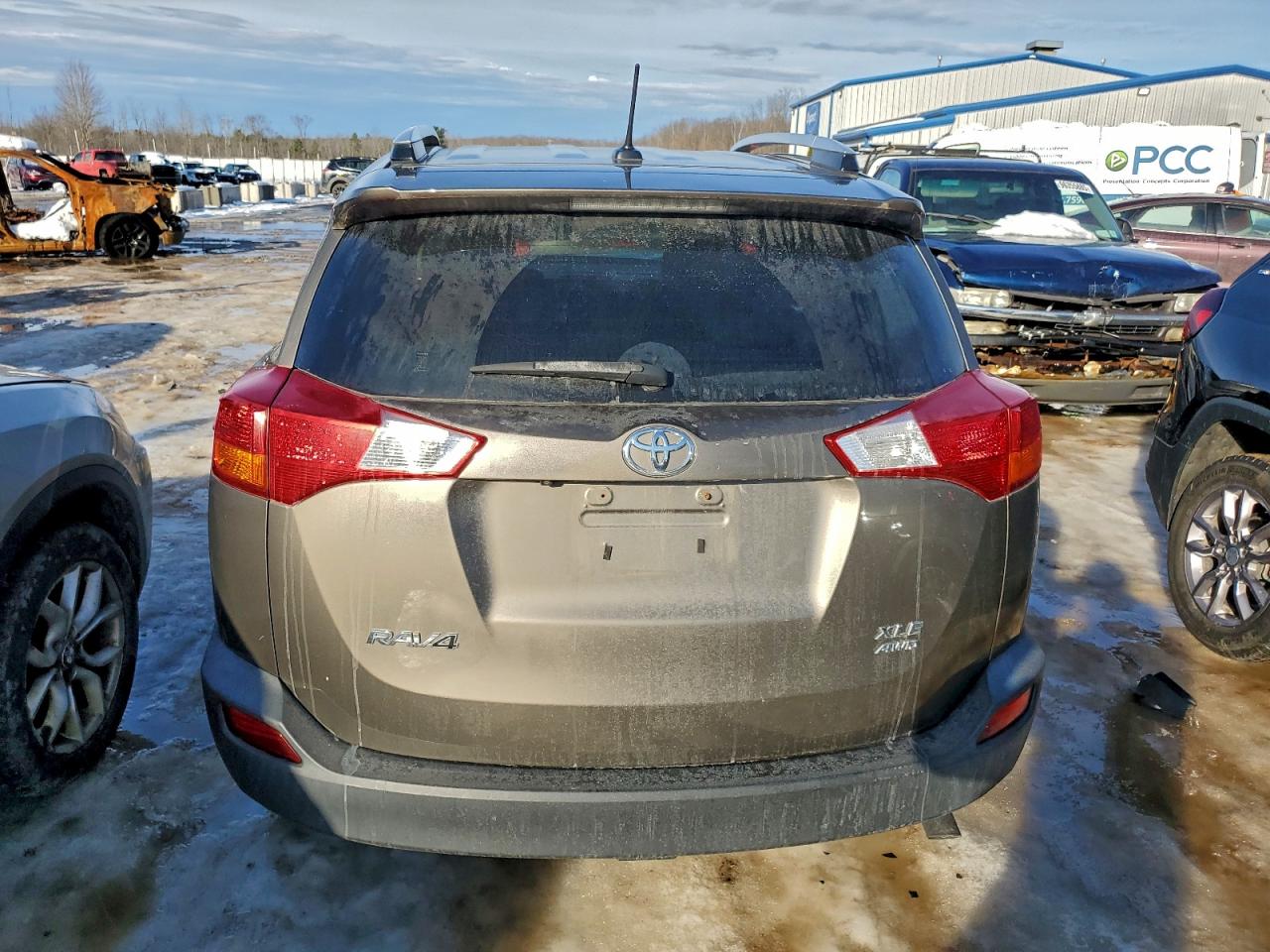 2015 TOYOTA RAV4 XLE photo 11