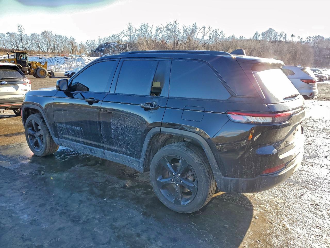 2024 JEEP GRAND CHEROKEE LAREDO photo 2