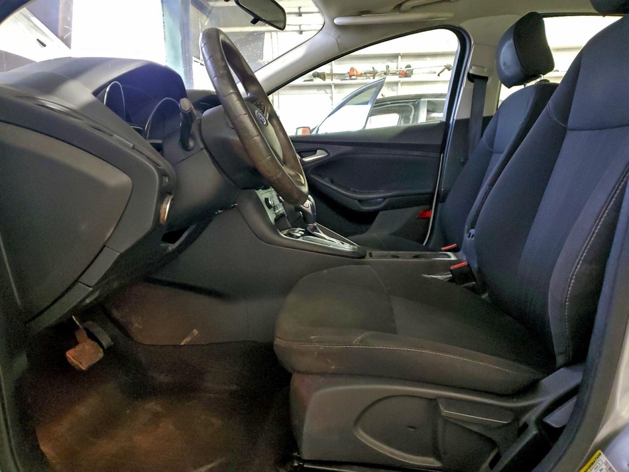 2017 FORD FOCUS SE photo 7