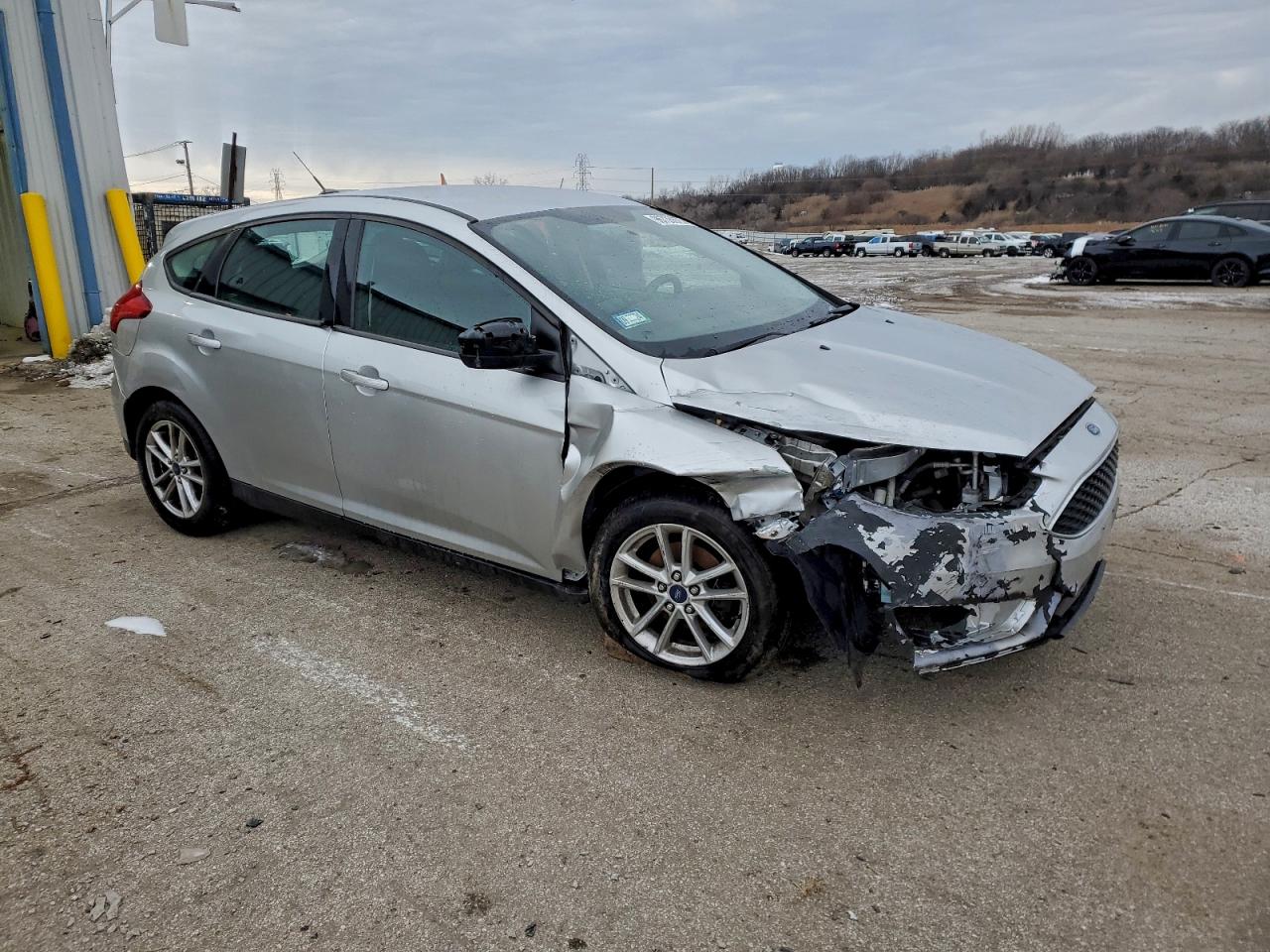 2017 FORD FOCUS SE photo 4