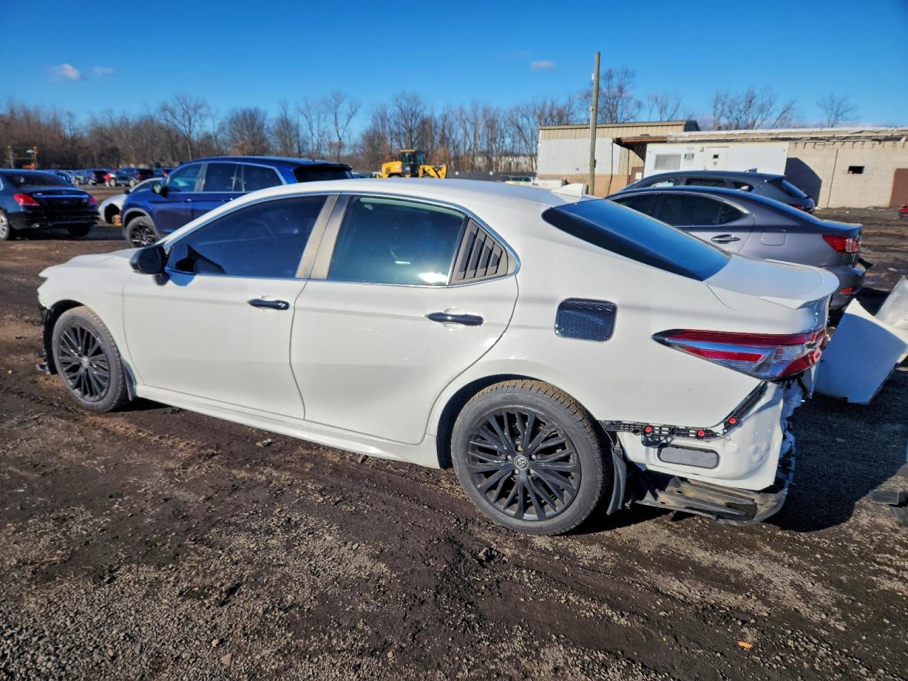 2020 TOYOTA CAMRY SE photo 3