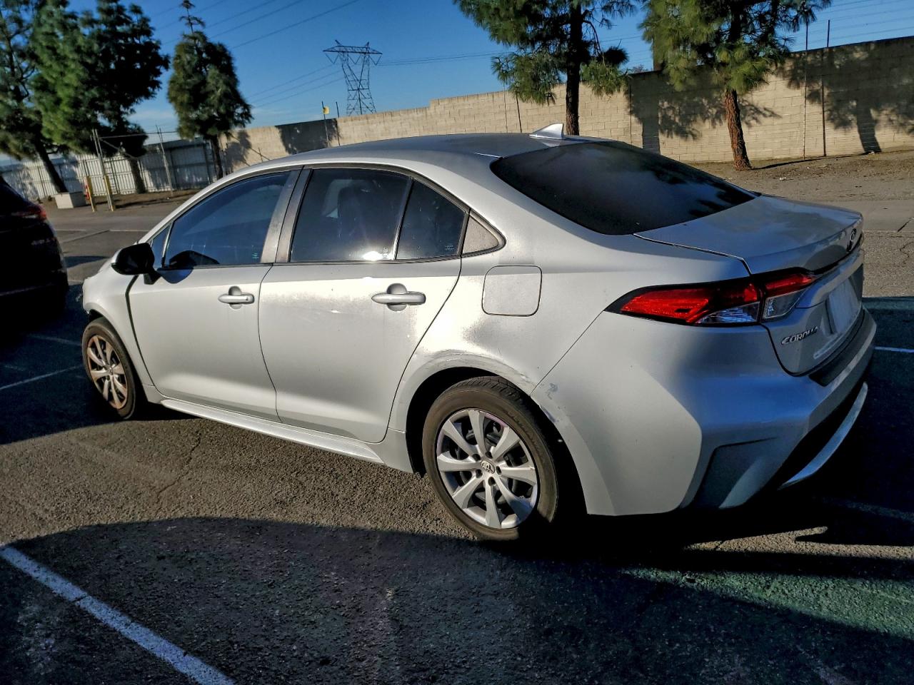 2021 TOYOTA COROLLA LE photo 2