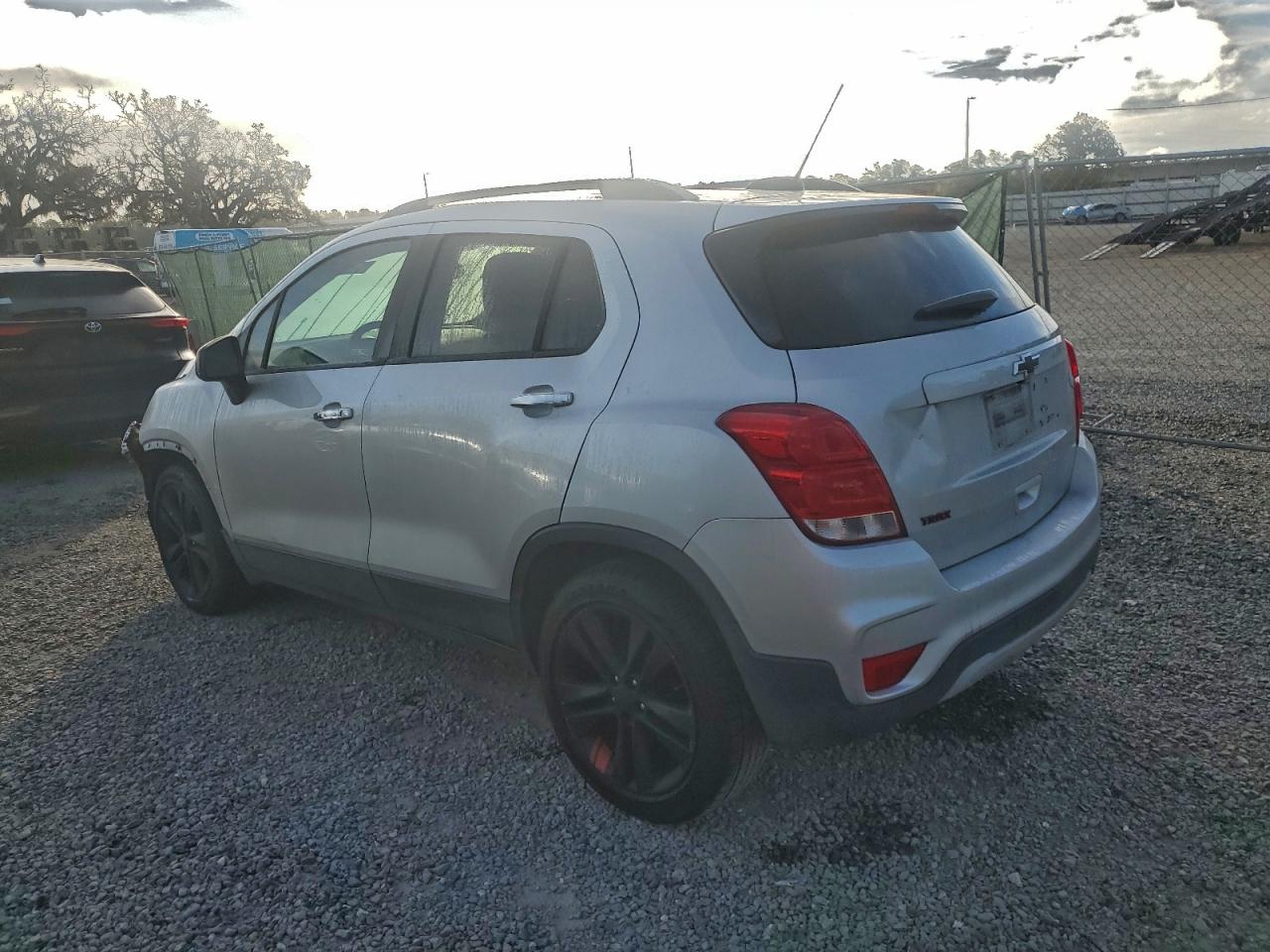 2019 CHEVROLET TRAX 1LT photo 2