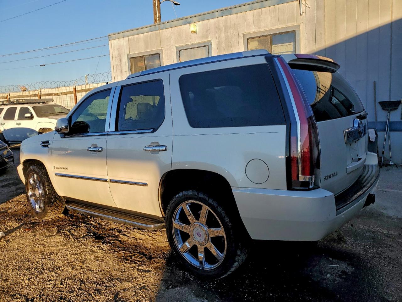 2008 CADILLAC ESCALADE LUXURY photo 2