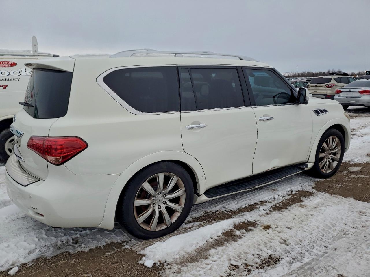 2013 INFINITI QX56 photo 3