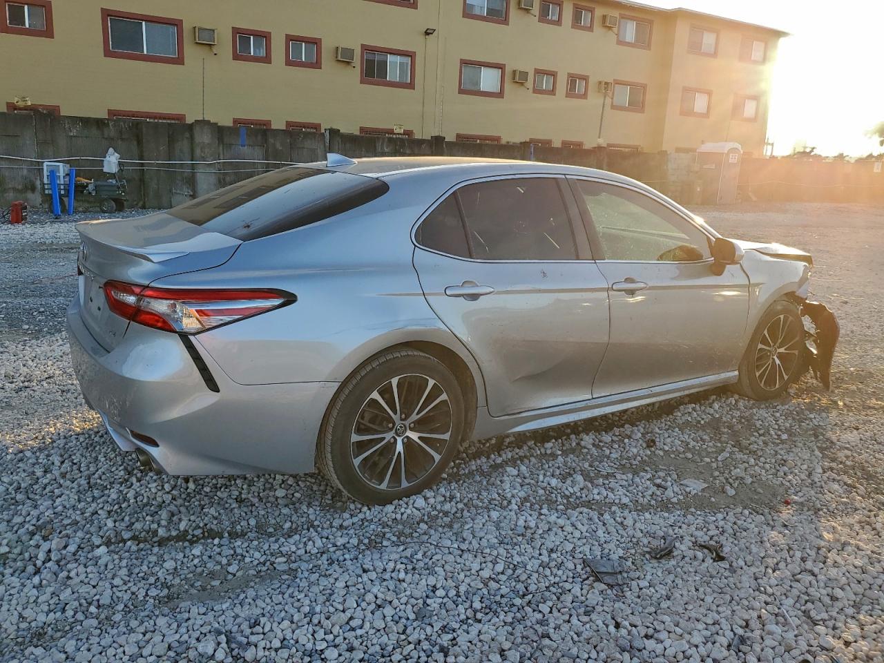 2019 TOYOTA CAMRY L photo 3