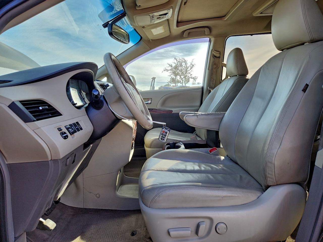 2014 TOYOTA SIENNA XLE photo 7