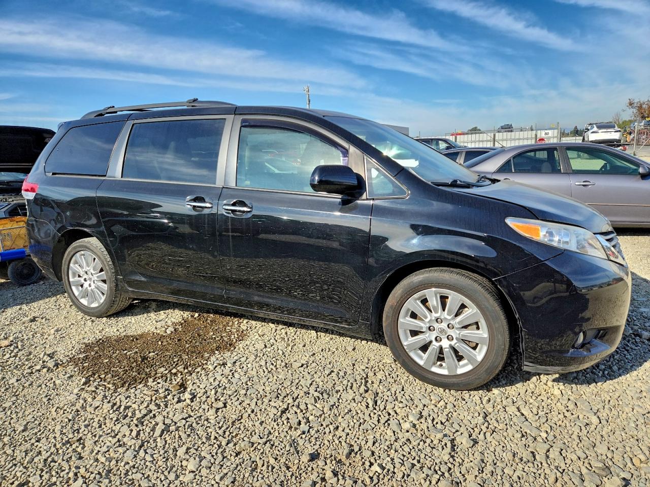 2014 TOYOTA SIENNA XLE photo 4
