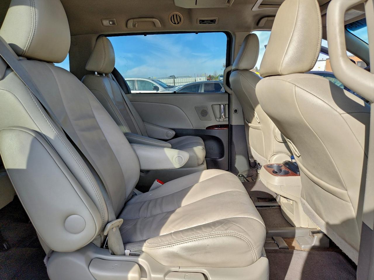2014 TOYOTA SIENNA XLE photo 11