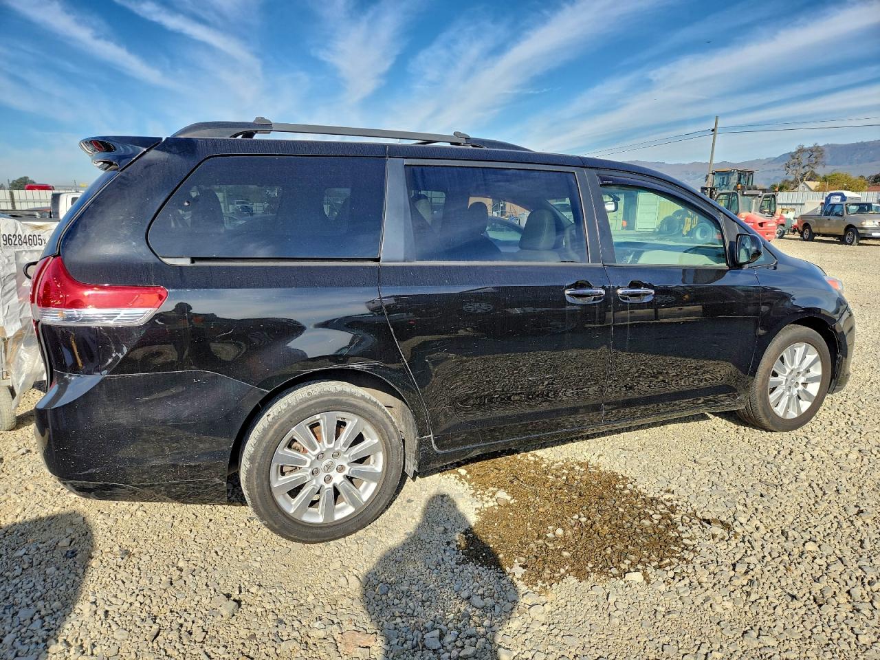 2014 TOYOTA SIENNA XLE photo 3
