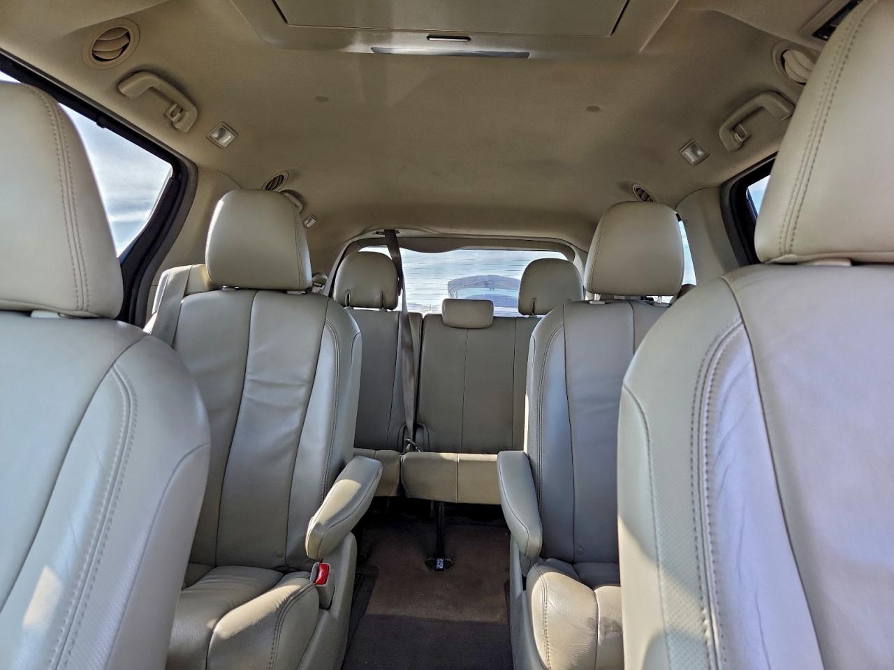 2014 TOYOTA SIENNA XLE photo 10