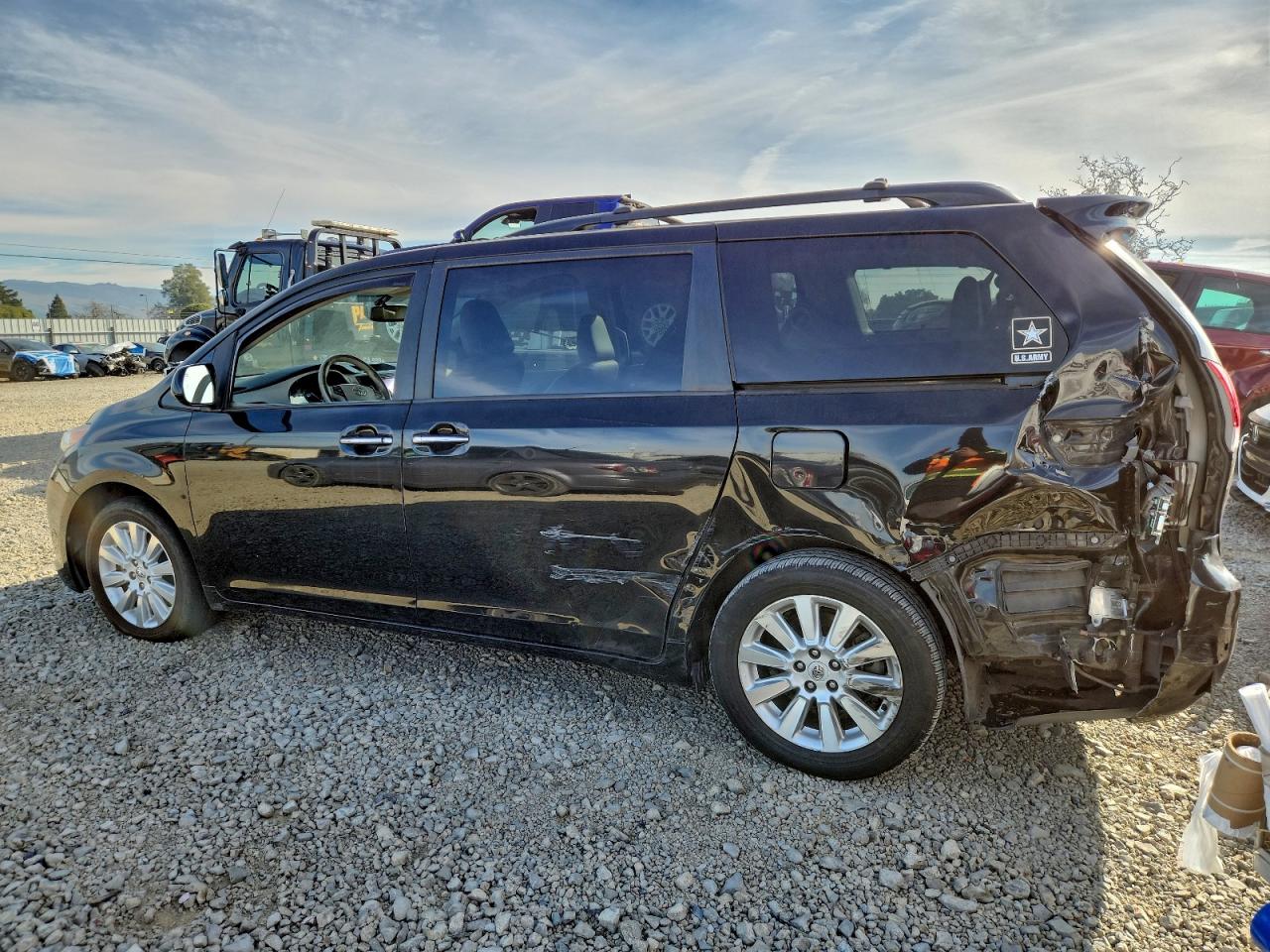 2014 TOYOTA SIENNA XLE photo 2
