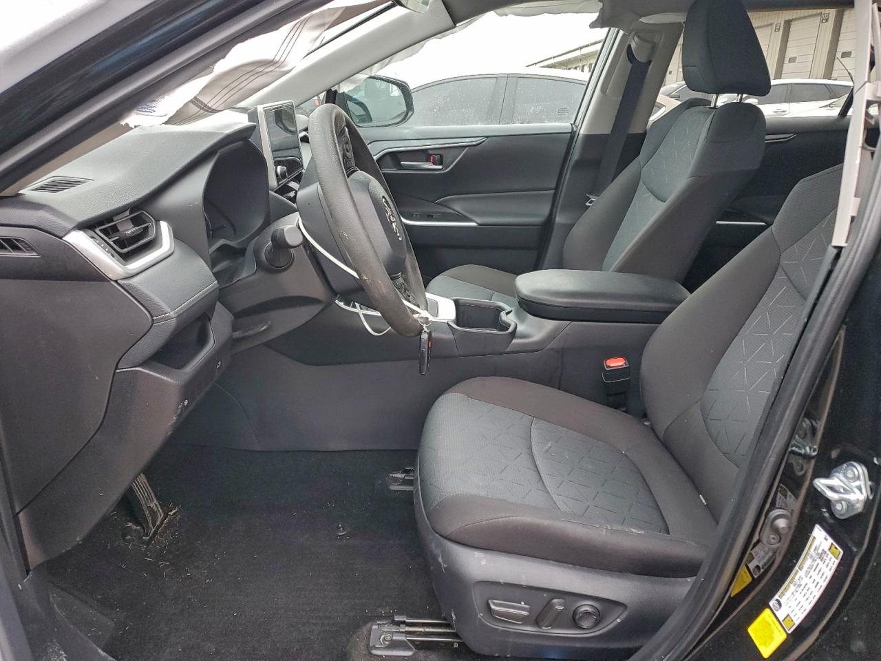 2025 TOYOTA RAV4 XLE photo 7