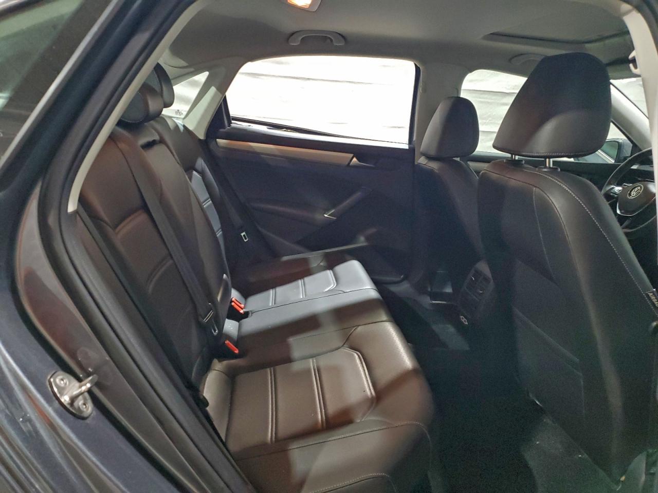 2021 VOLKSWAGEN PASSAT SE photo 10