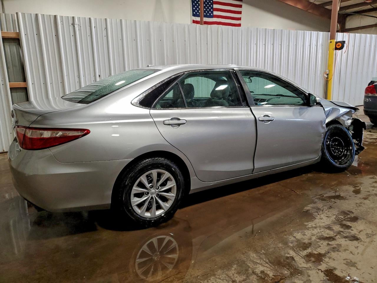 2015 TOYOTA CAMRY LE photo 3