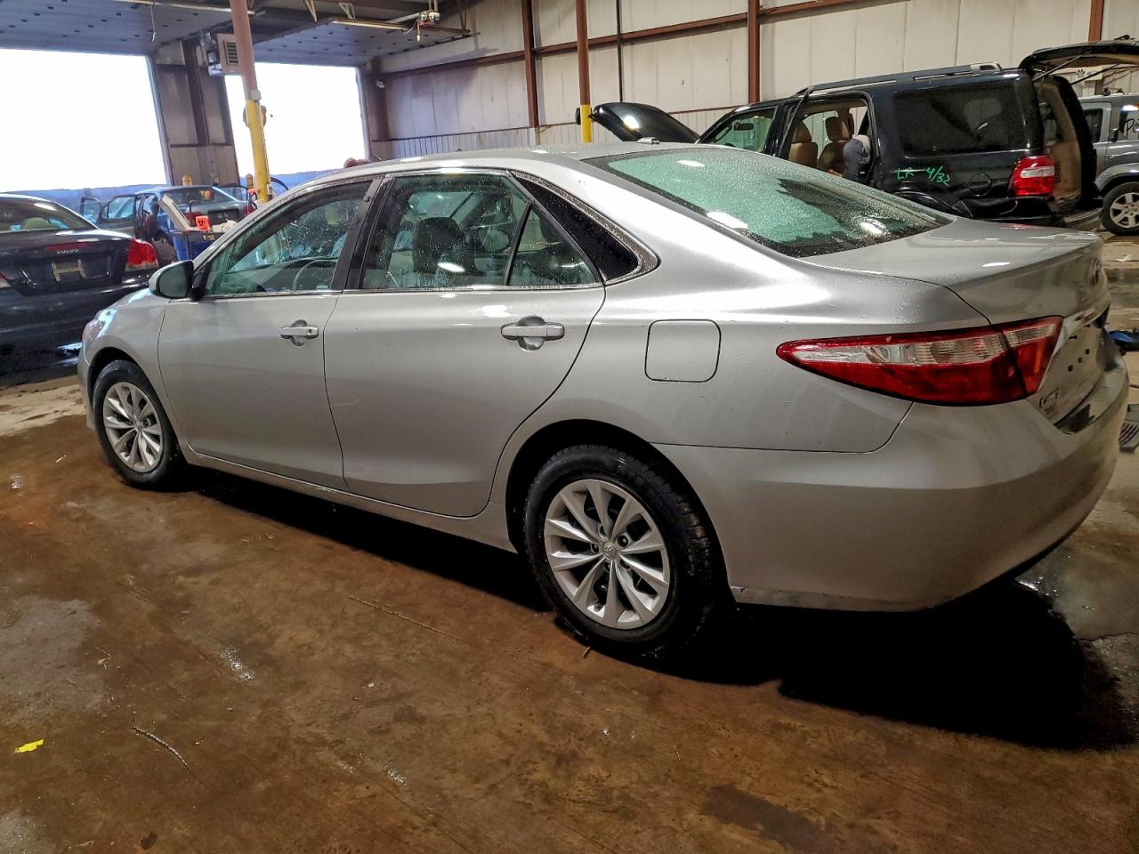 2015 TOYOTA CAMRY LE photo 2