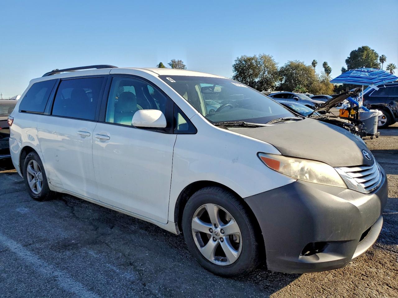 2015 TOYOTA SIENNA LE photo 4