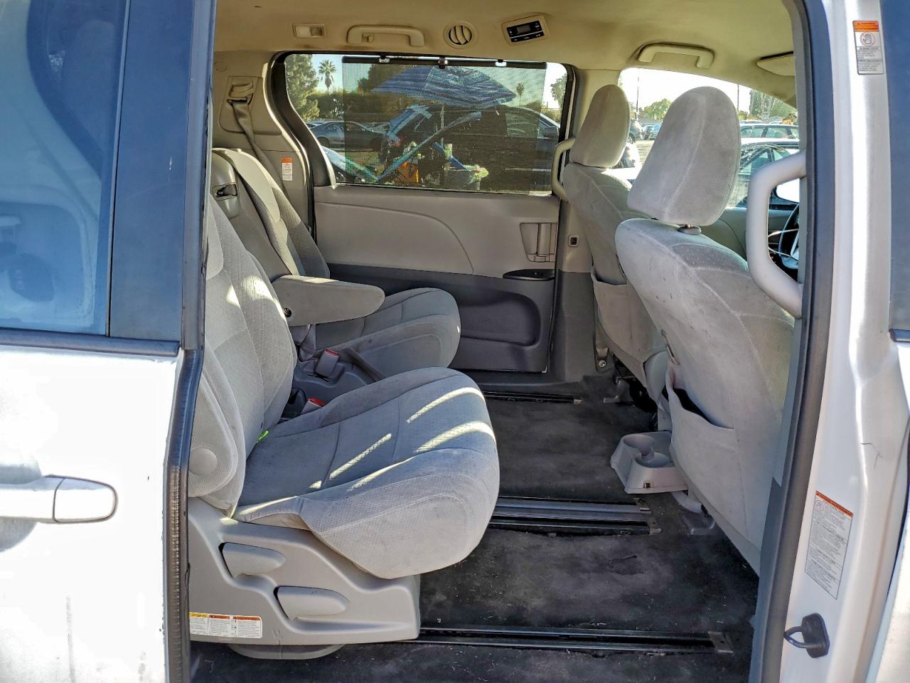 2015 TOYOTA SIENNA LE photo 11