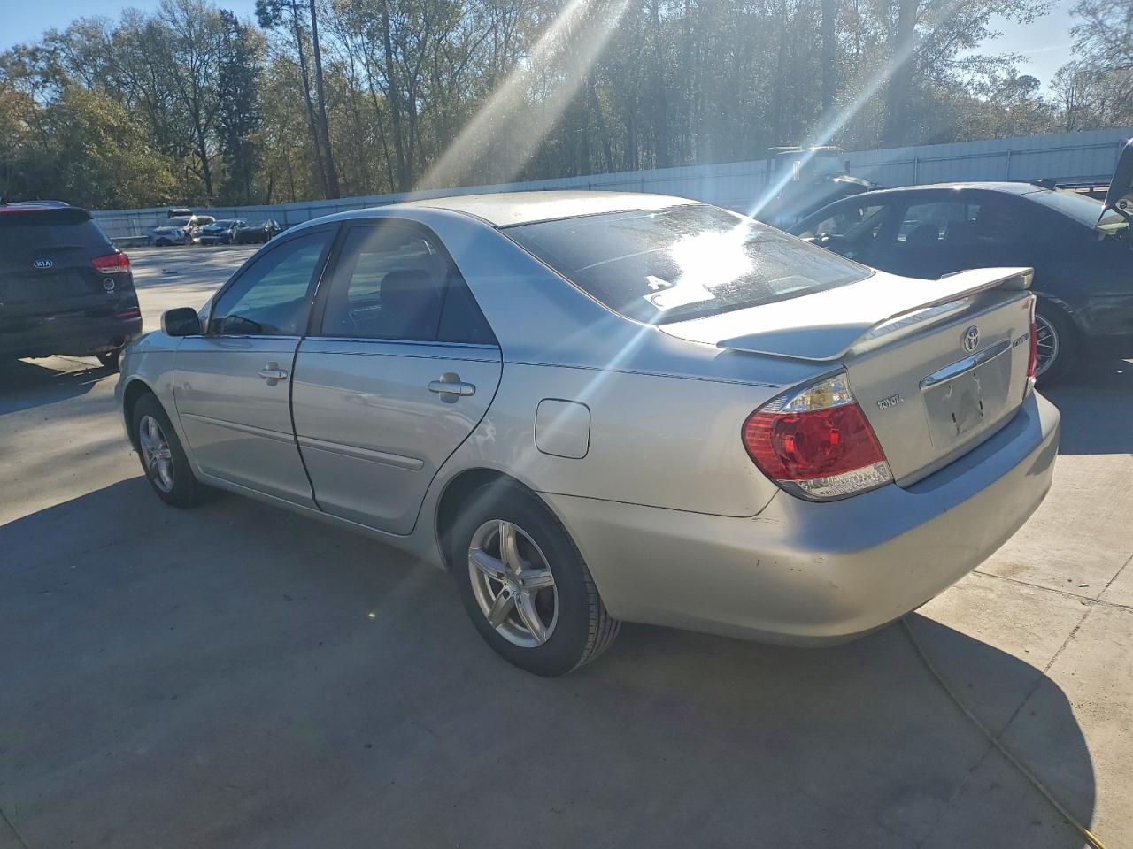 2005 TOYOTA CAMRY LE photo 2