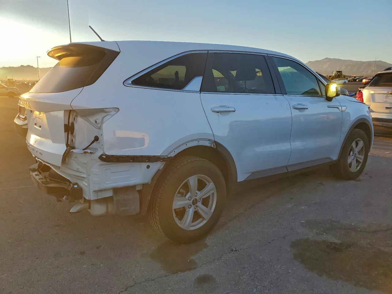 2022 KIA SORENTO LX photo 3