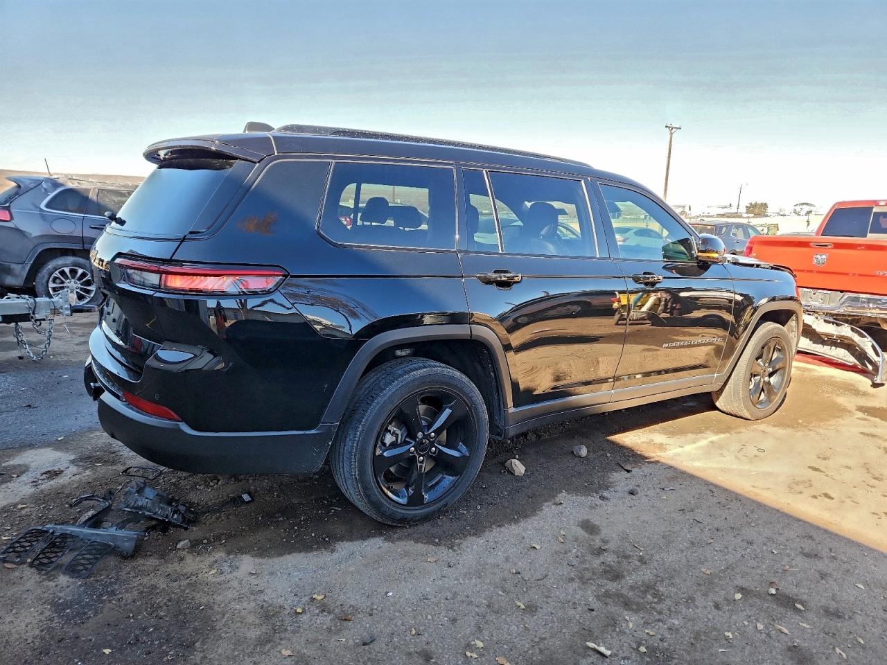 2023 JEEP GRAND CHEROKEE L LAREDO photo 3