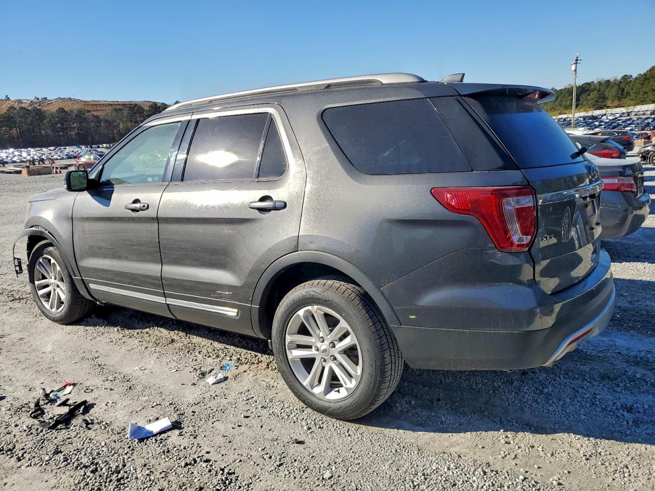 2017 FORD EXPLORER XLT photo 3