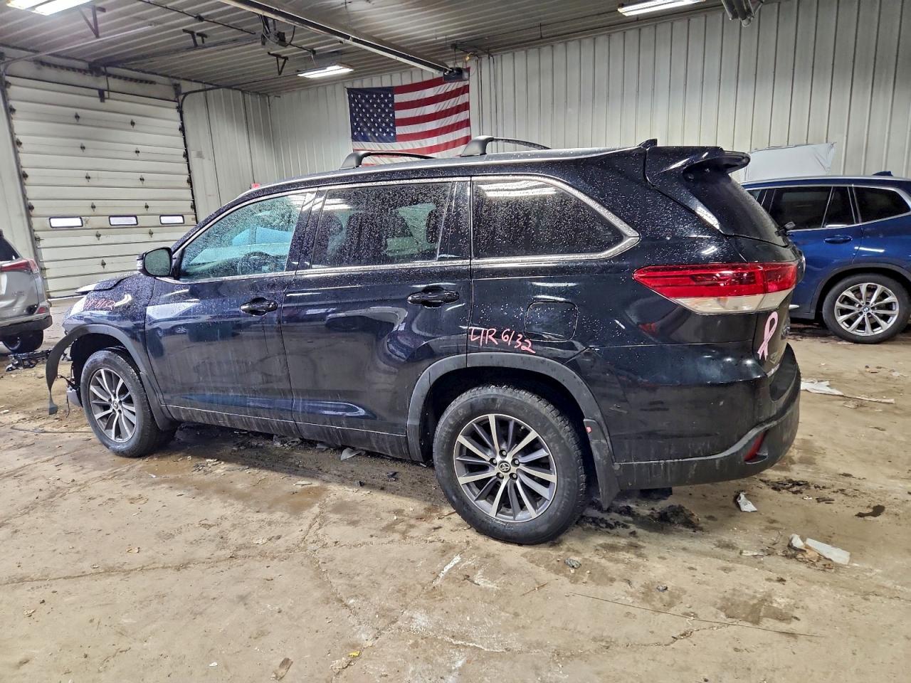 2018 TOYOTA HIGHLANDER SE photo 2