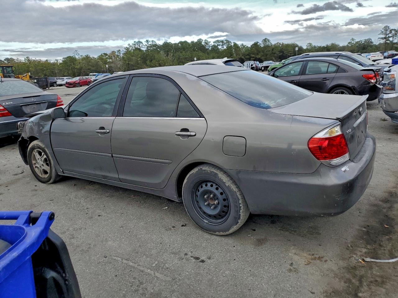 2006 TOYOTA CAMRY LE photo 2