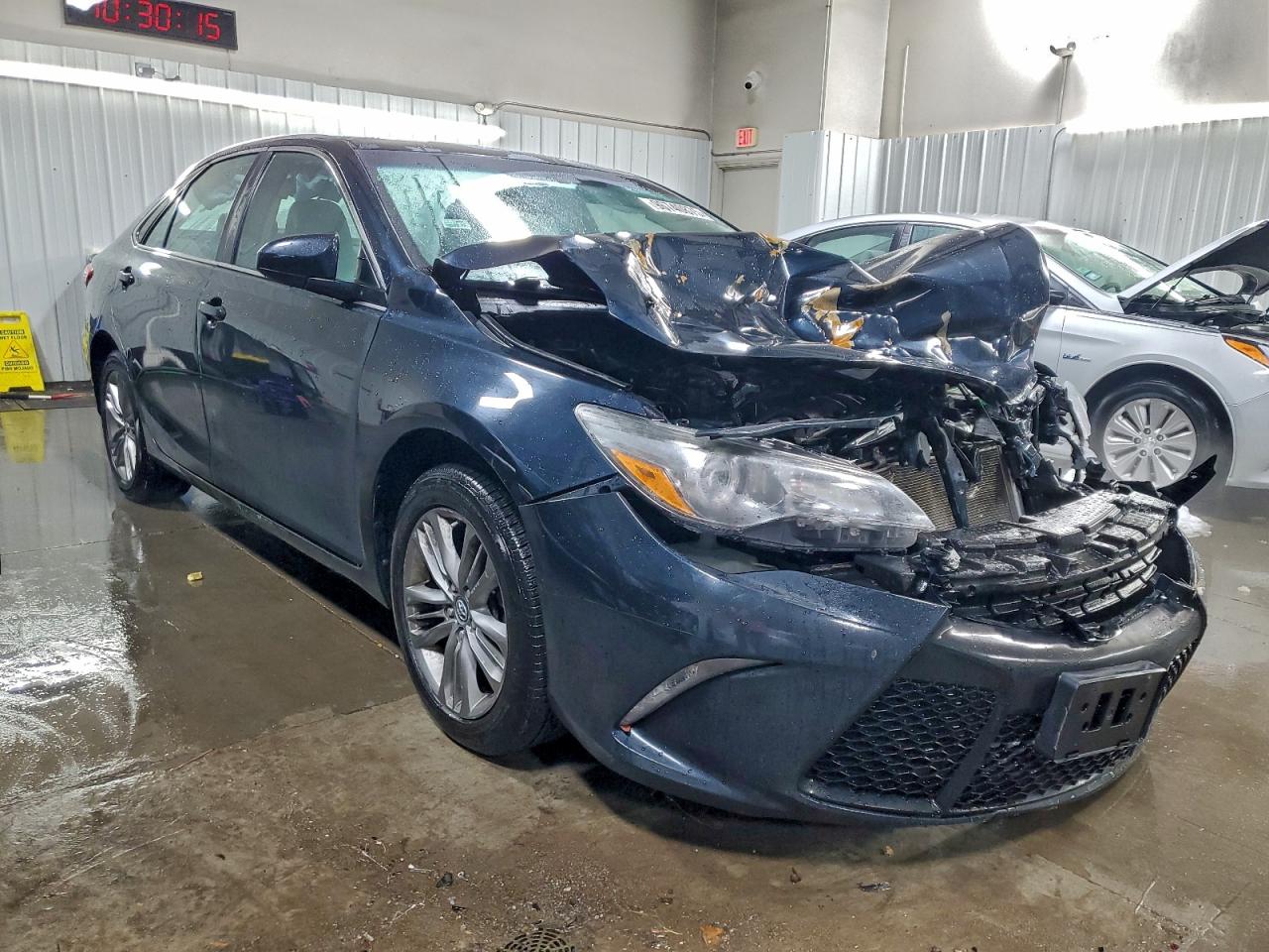 2017 TOYOTA CAMRY LE photo 4