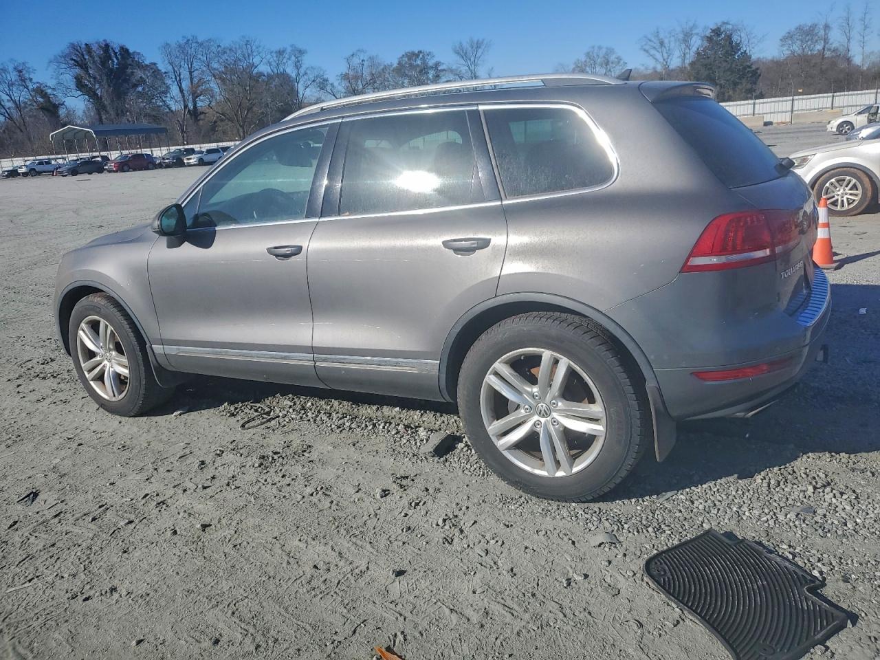 2014 VOLKSWAGEN TOUAREG V6 photo 2