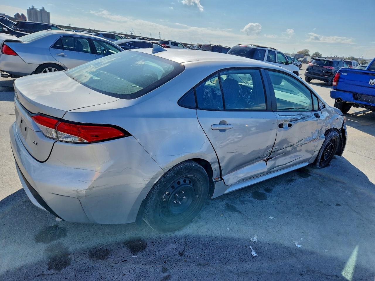 2022 TOYOTA COROLLA LE photo 3