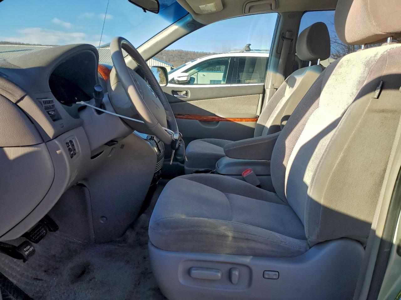 2008 TOYOTA SIENNA XLE photo 7