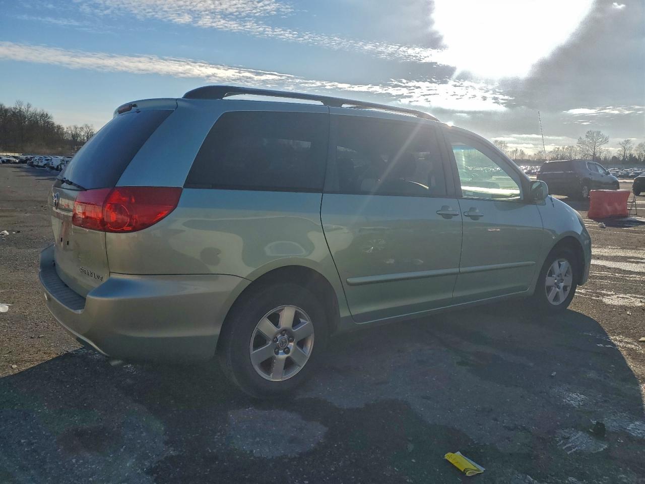 2008 TOYOTA SIENNA XLE photo 3