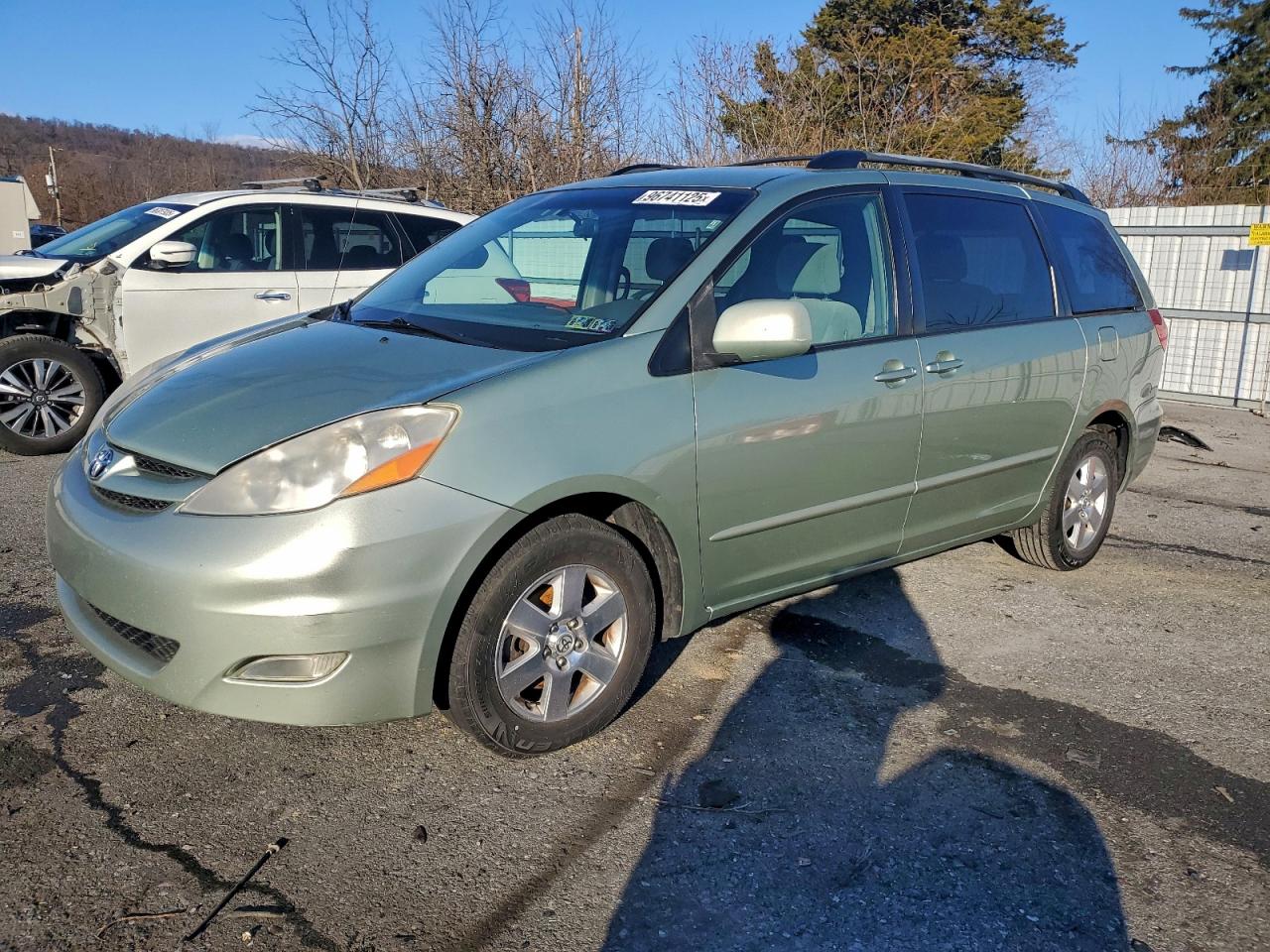 2008 TOYOTA SIENNA XLE — NORMAL WEAR damage — photo 1