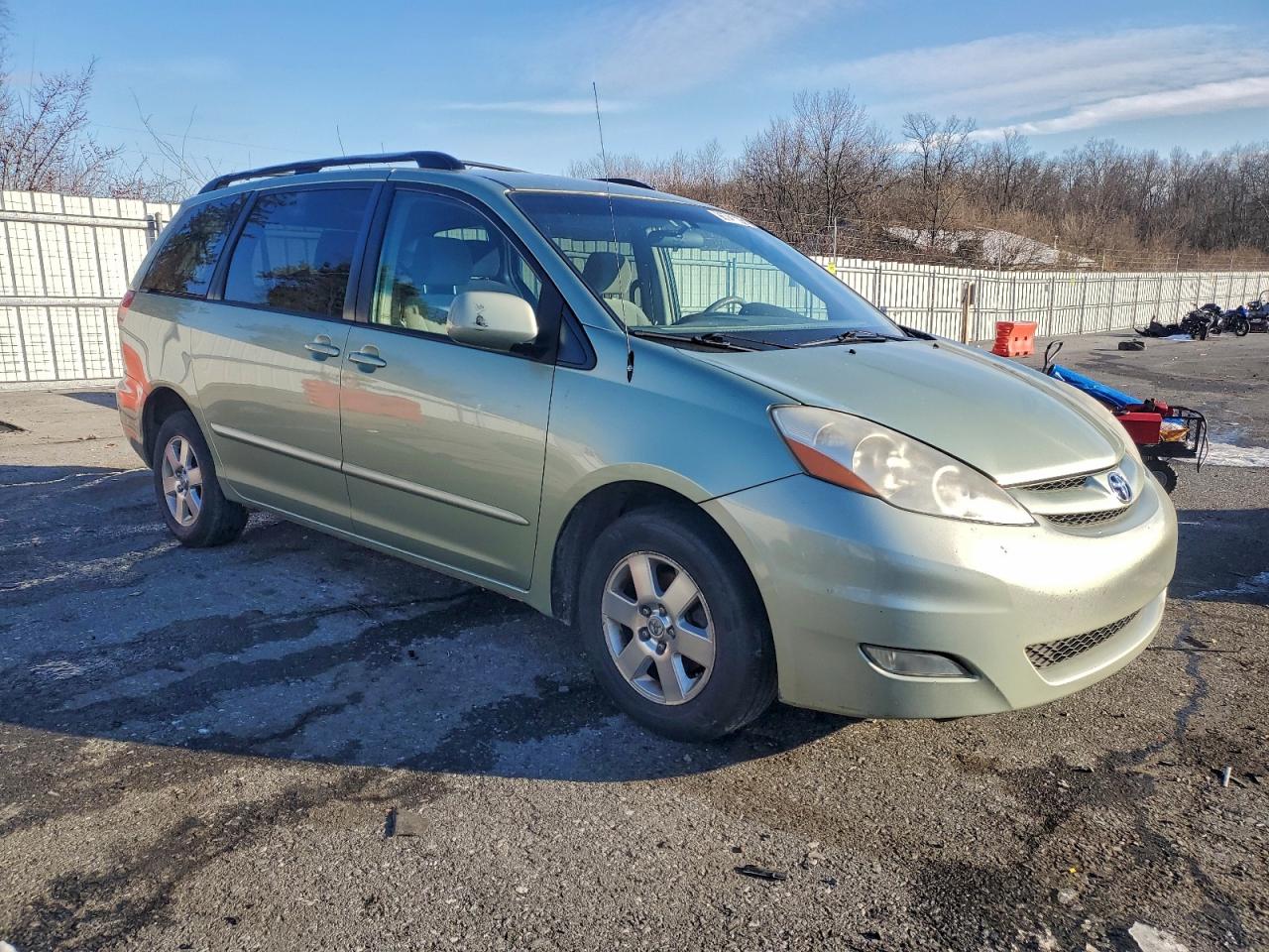 2008 TOYOTA SIENNA XLE photo 4