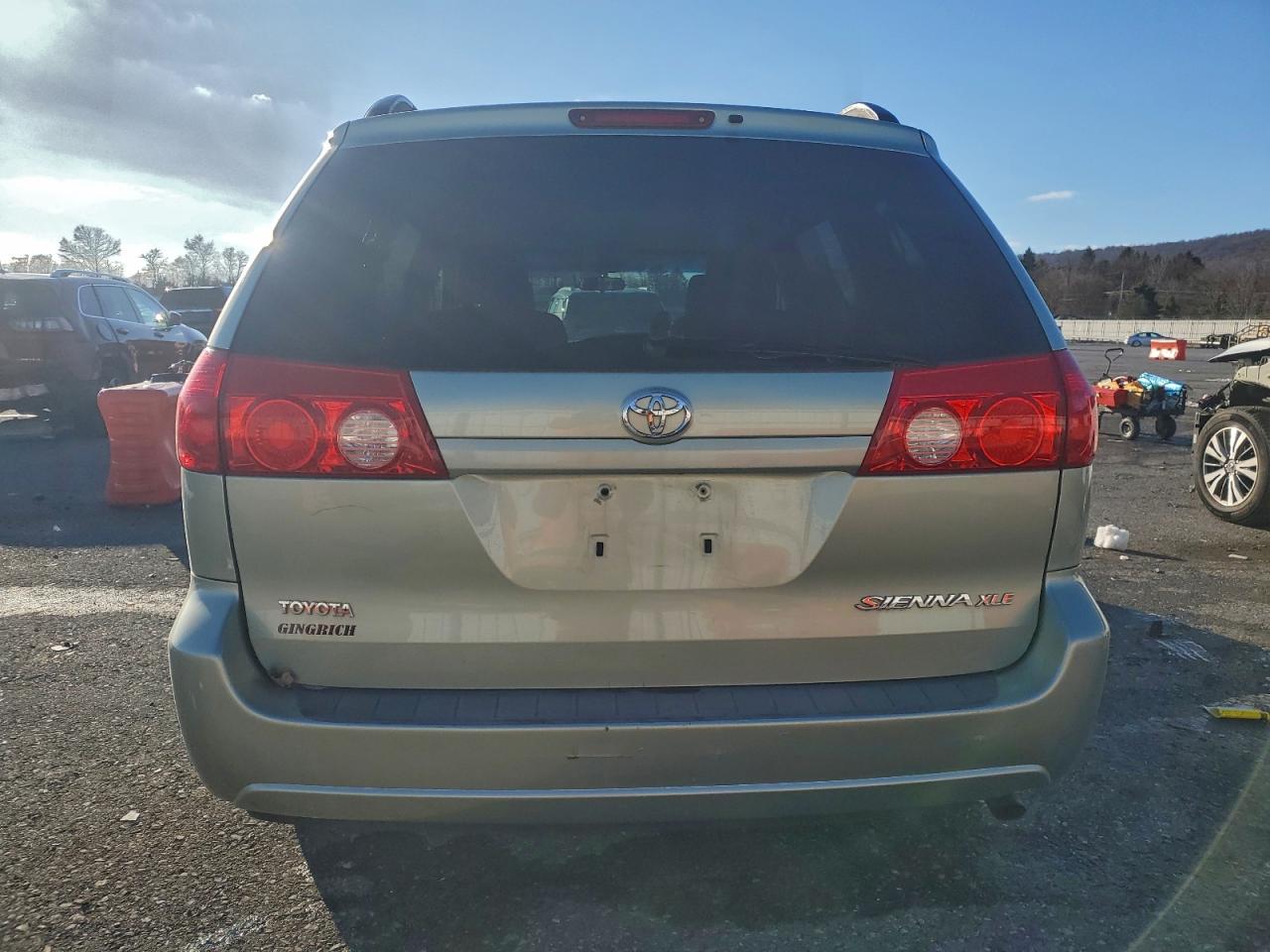 2008 TOYOTA SIENNA XLE photo 6