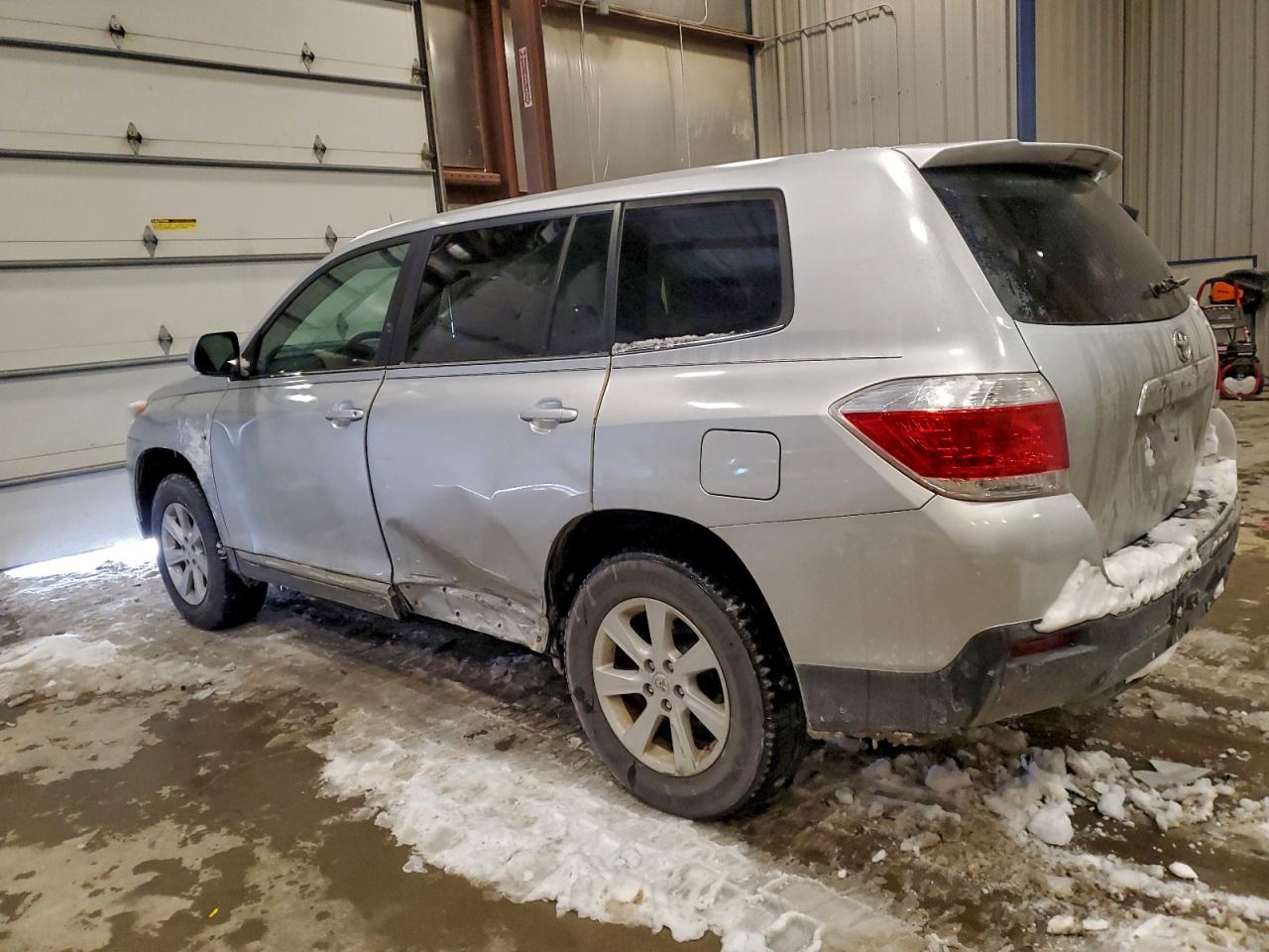 2013 TOYOTA HIGHLANDER BASE photo 2