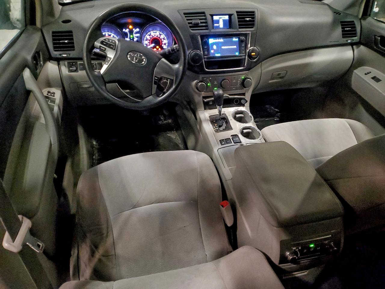2013 TOYOTA HIGHLANDER BASE photo 8