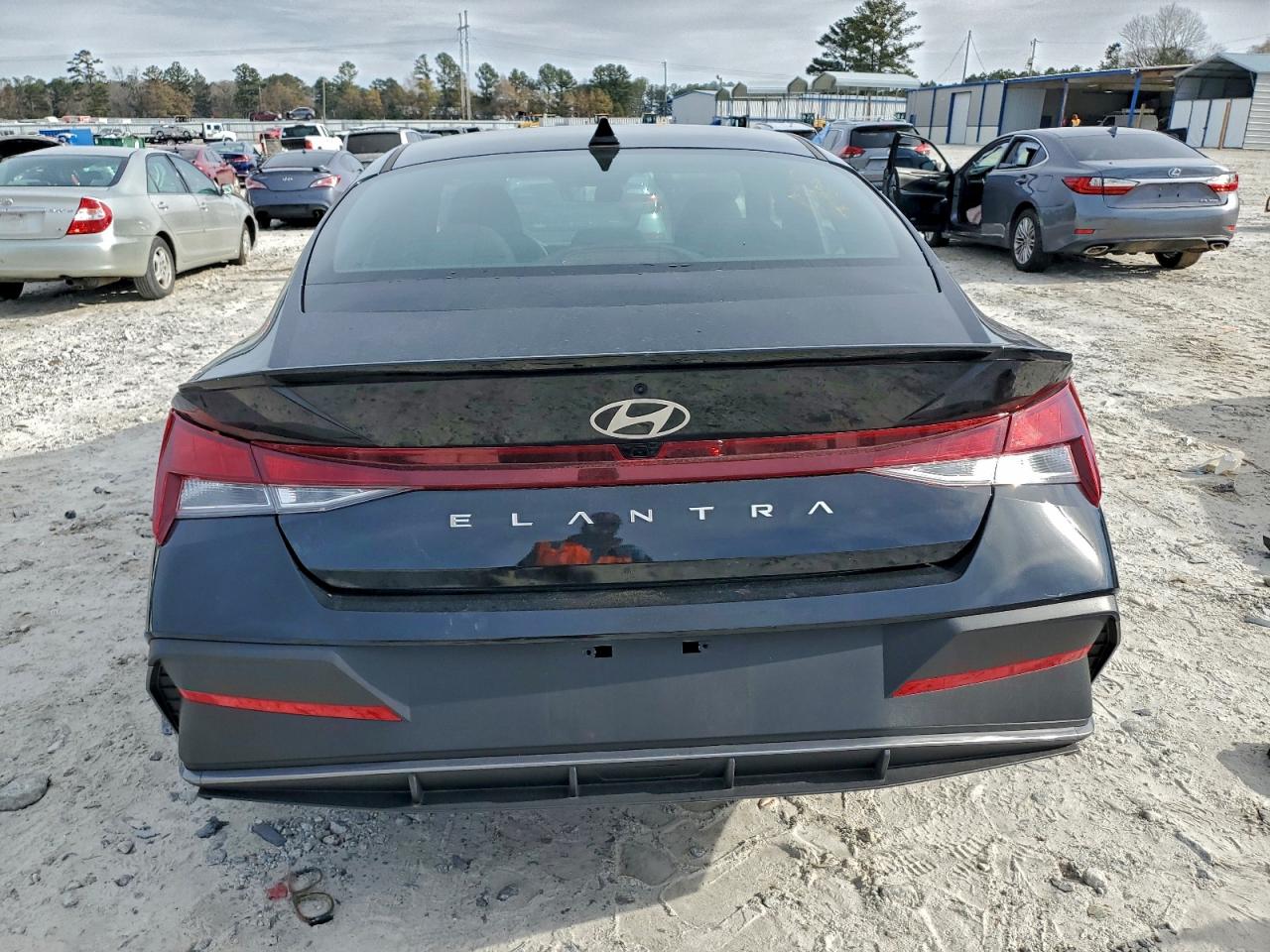 2025 HYUNDAI ELANTRA SEL SPORT photo 6
