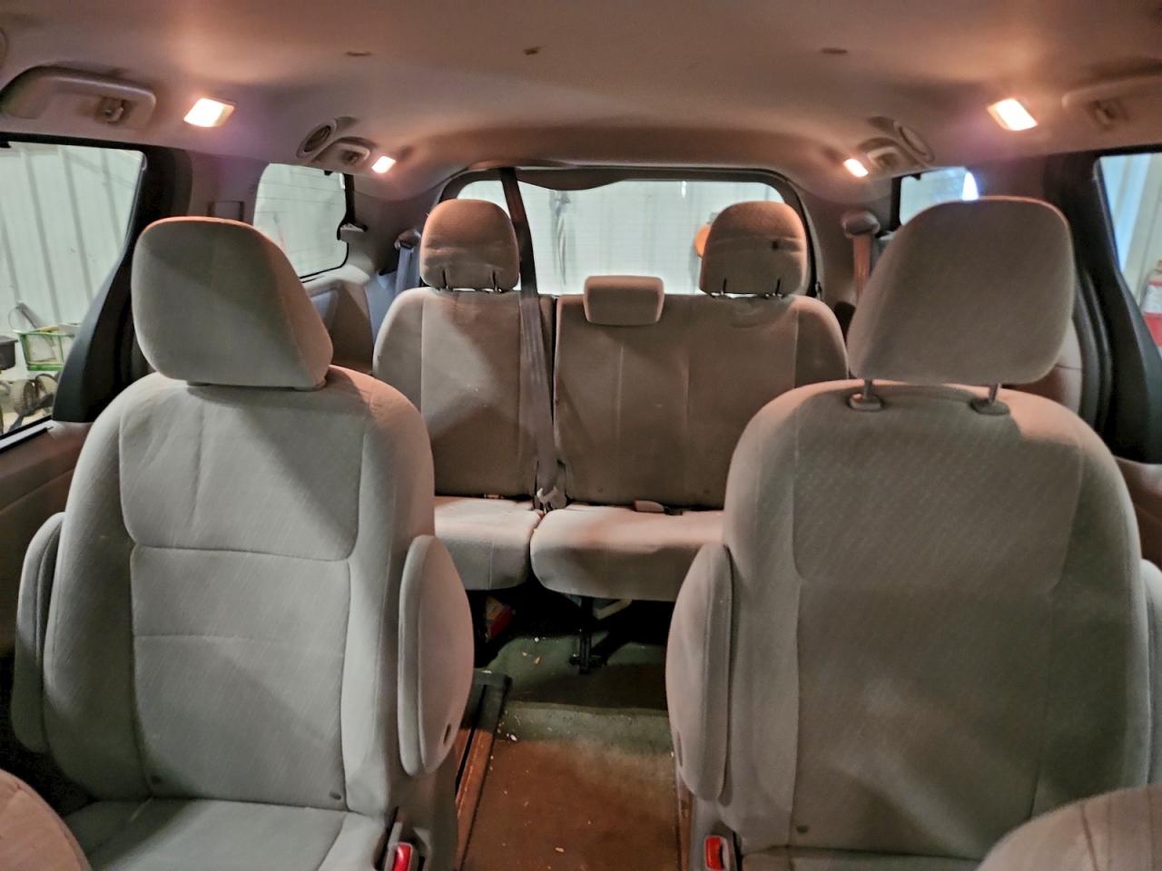 2017 TOYOTA SIENNA LE photo 10