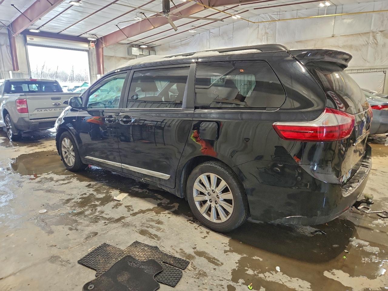 2017 TOYOTA SIENNA LE photo 2