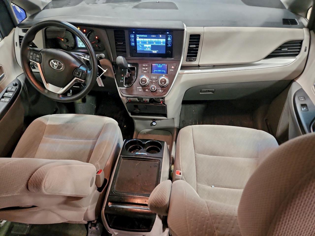 2017 TOYOTA SIENNA LE photo 8