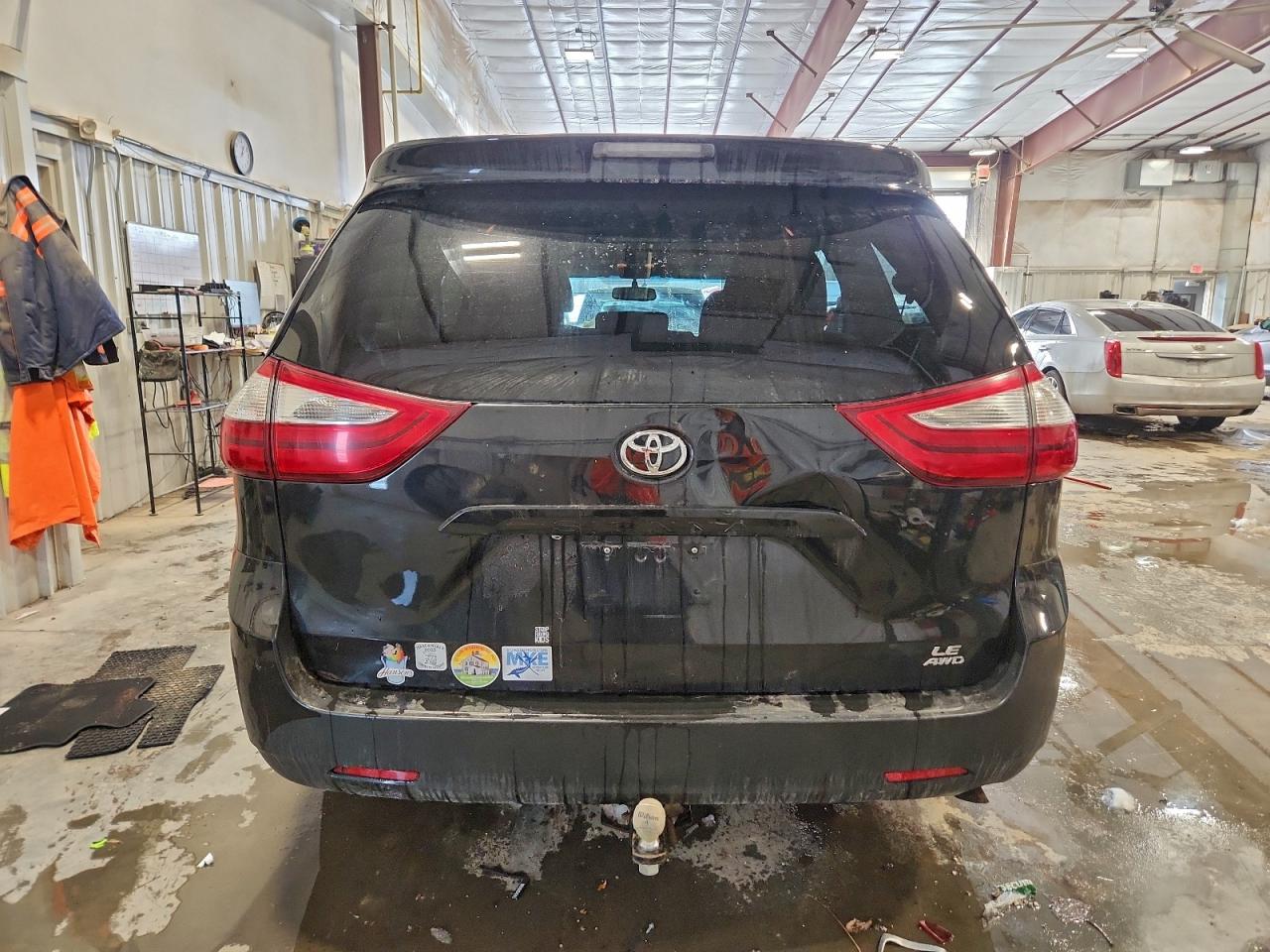 2017 TOYOTA SIENNA LE photo 6