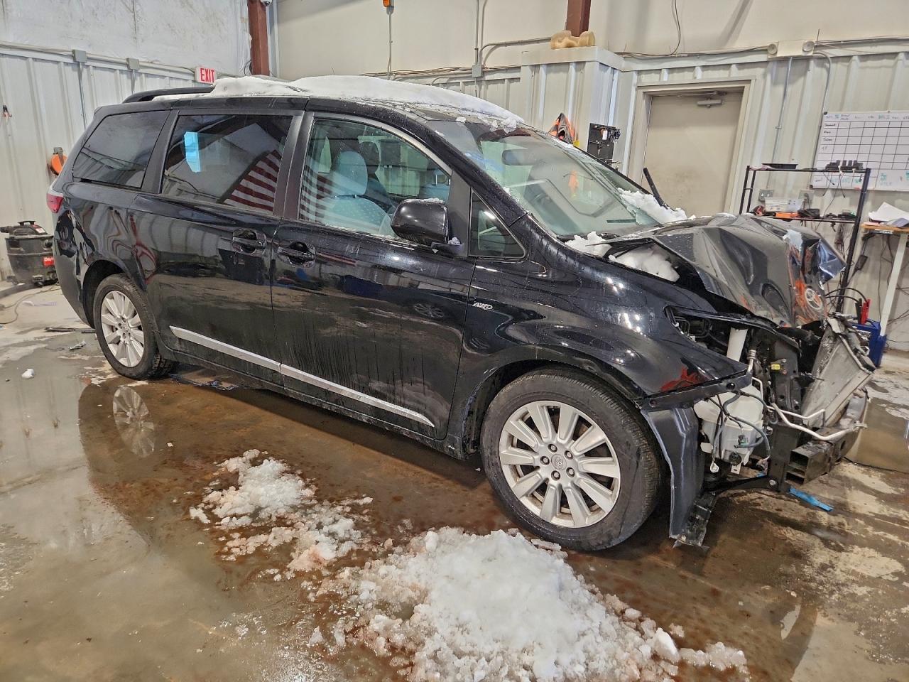 2017 TOYOTA SIENNA LE photo 4