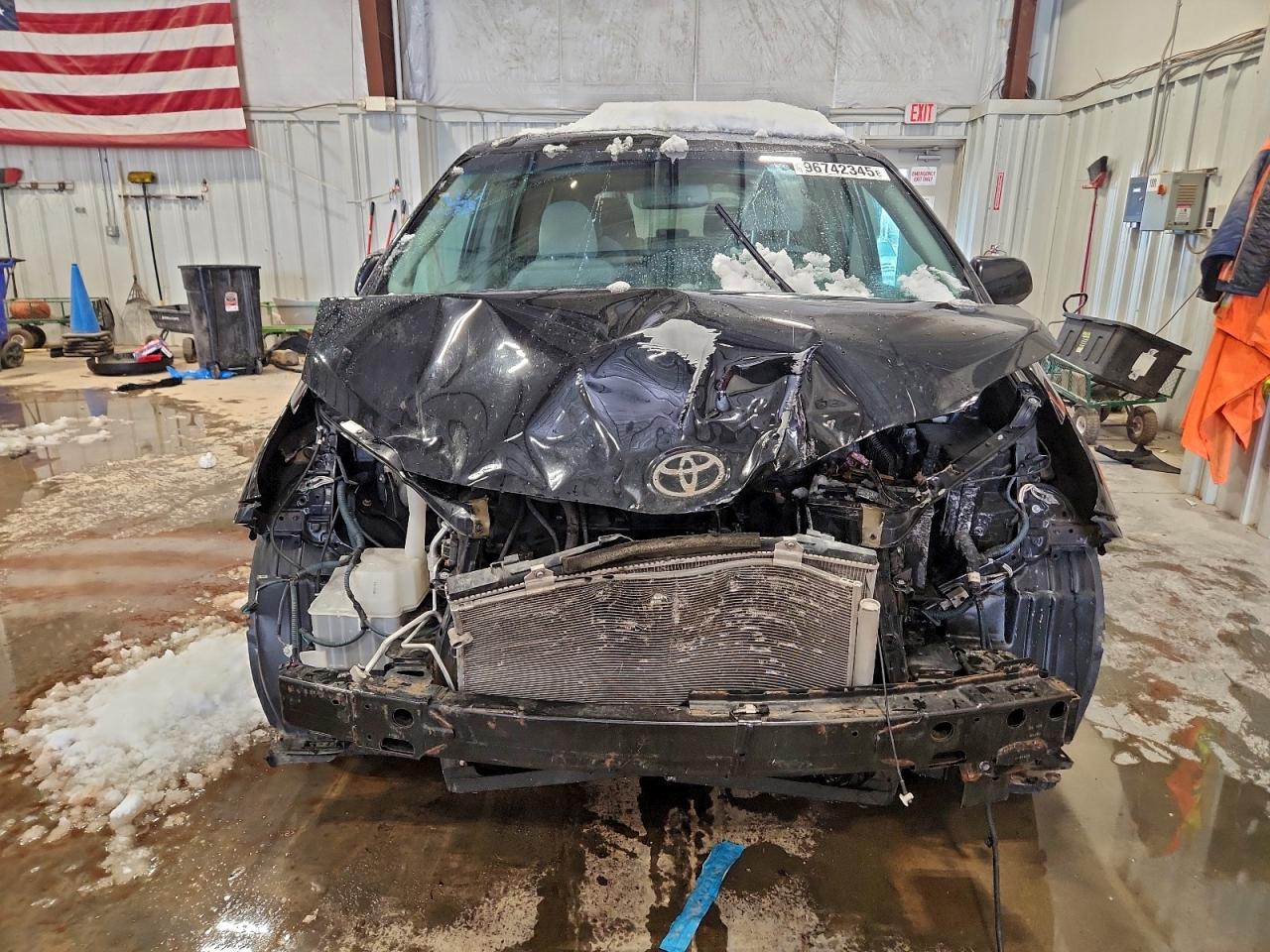 2017 TOYOTA SIENNA LE photo 5