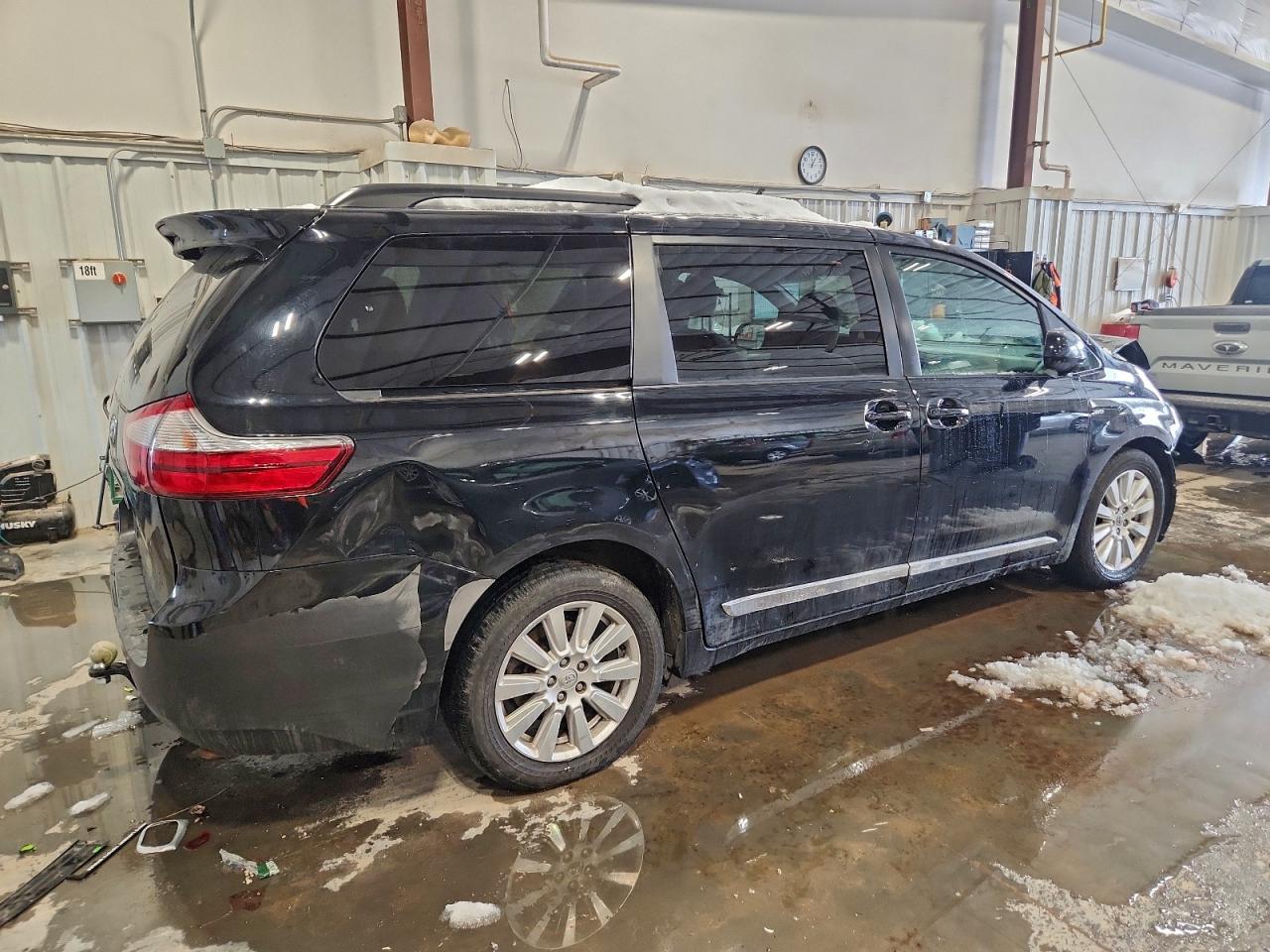 2017 TOYOTA SIENNA LE photo 3