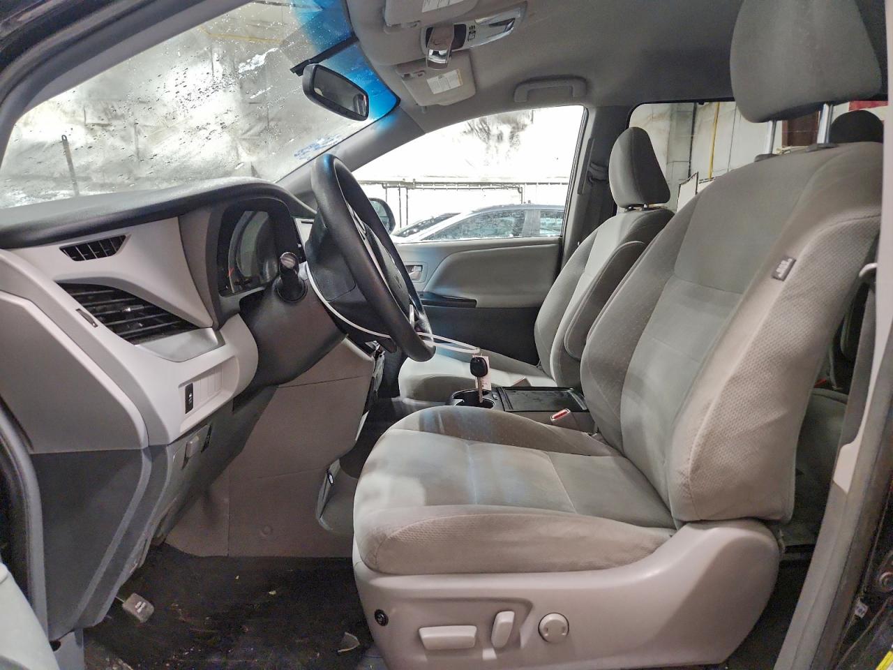 2017 TOYOTA SIENNA LE photo 7